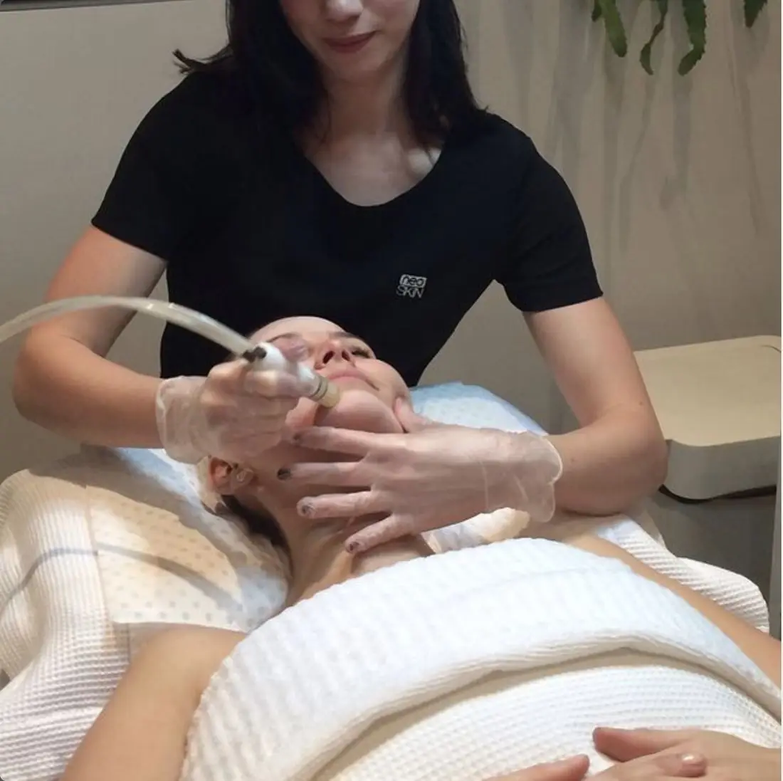 A neoSKiN clinician performing a skin treatment