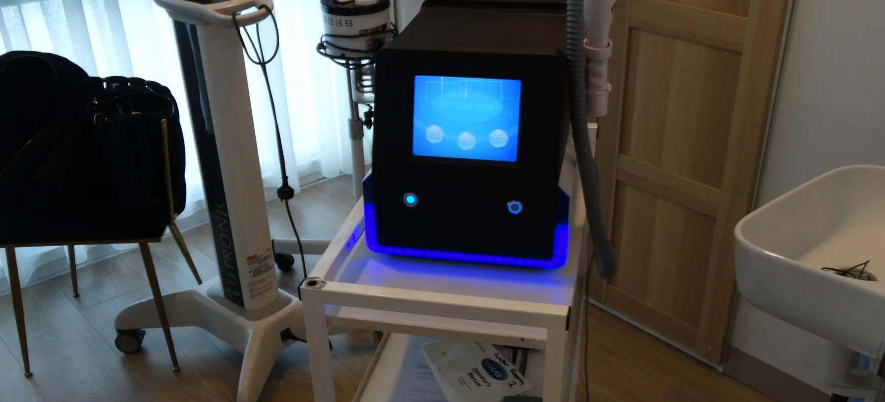 The picosecond laser in a neoSKiN treatment room